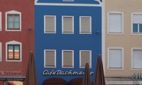 Das Cafe Bachmeier hat wieder seine intensive blaue Farbgebung